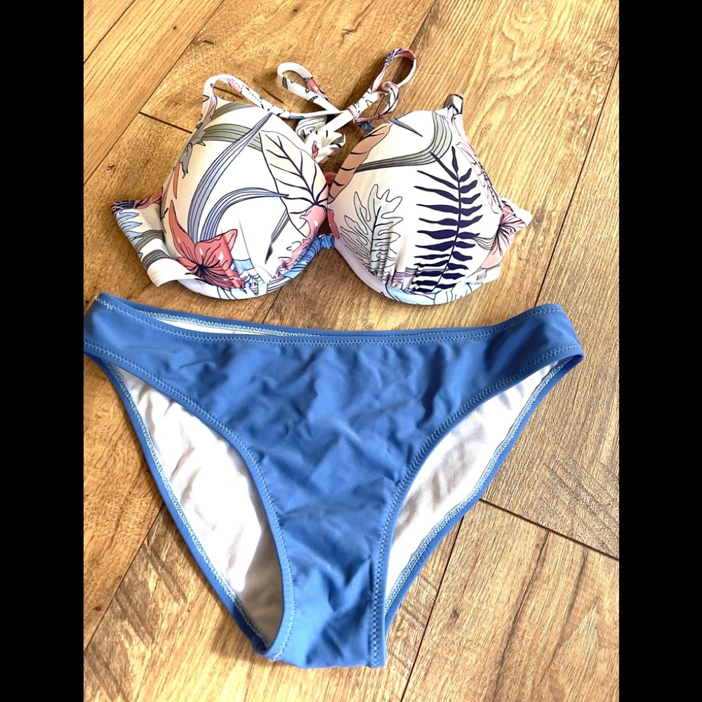 NWOT STYLISH BIKINI SET SZ LARGE